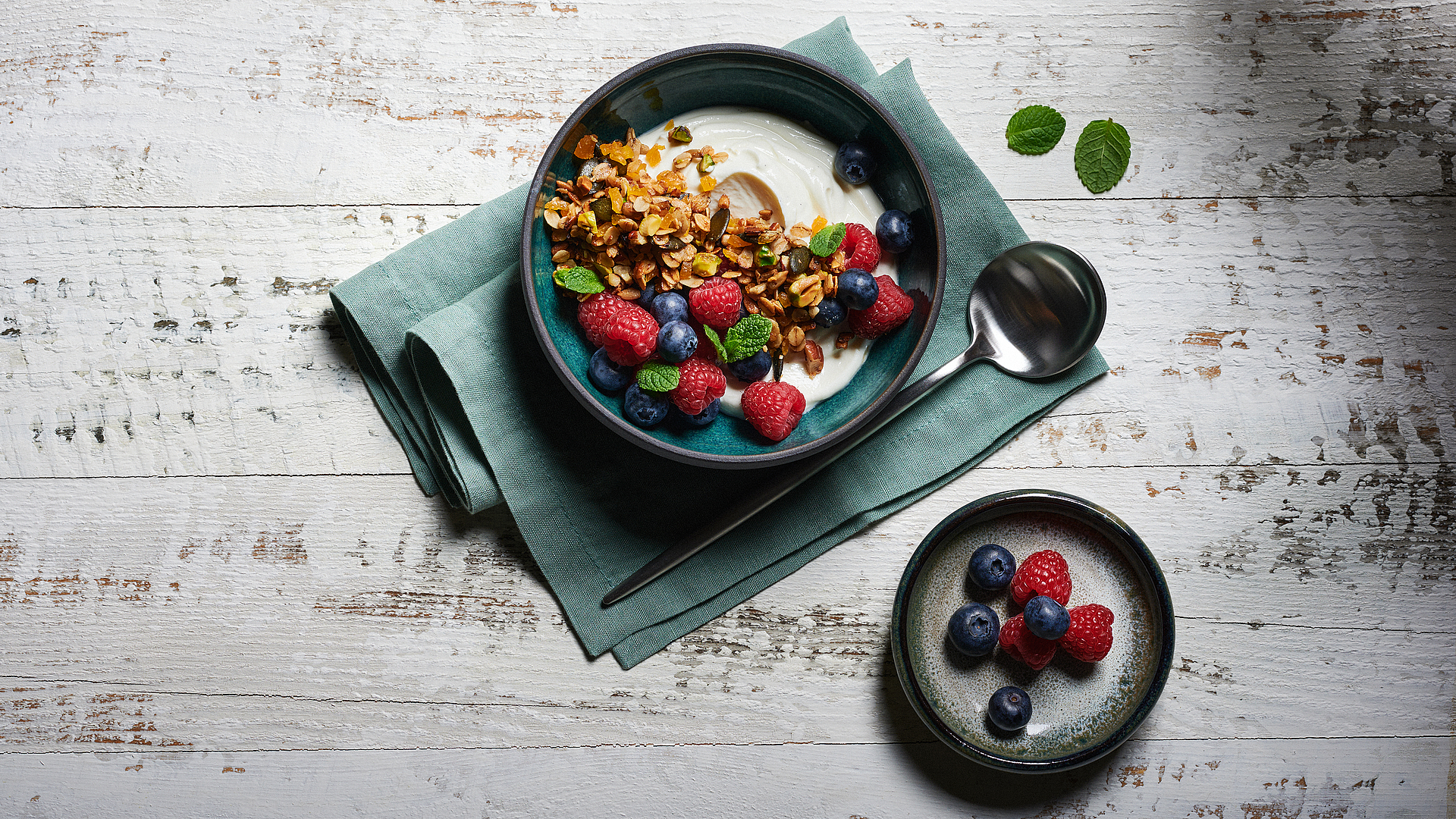 Fruehstuecksbowl-mit-Granola-und-Fruechten.jpg