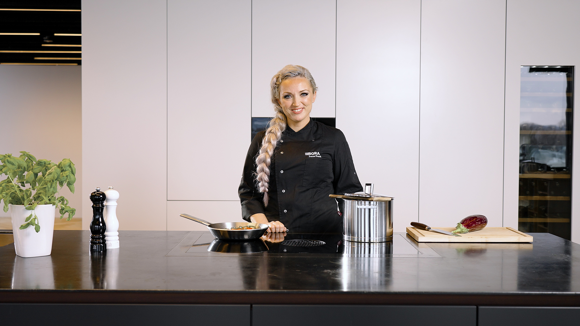 Can you cook a complex meal on the cooktop with the extractor in the middle?