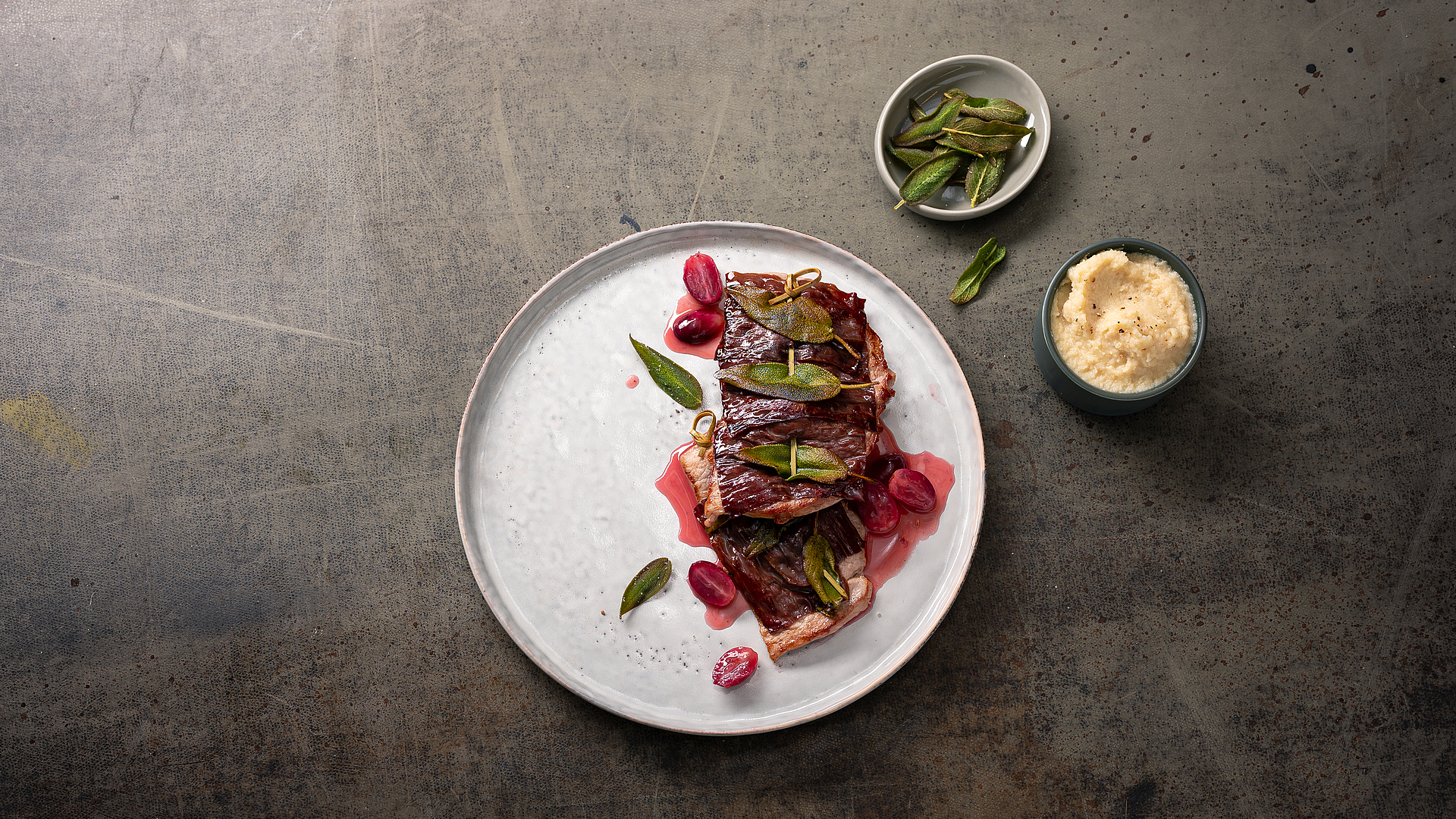 Saltimbocca met gesmolten druiven, selderijpuree en knapperige salie