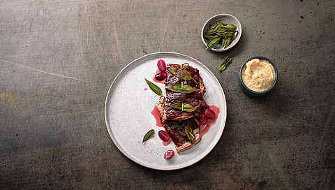 Saltimbocca con uvas, puré de apionabo y salvia crujiente