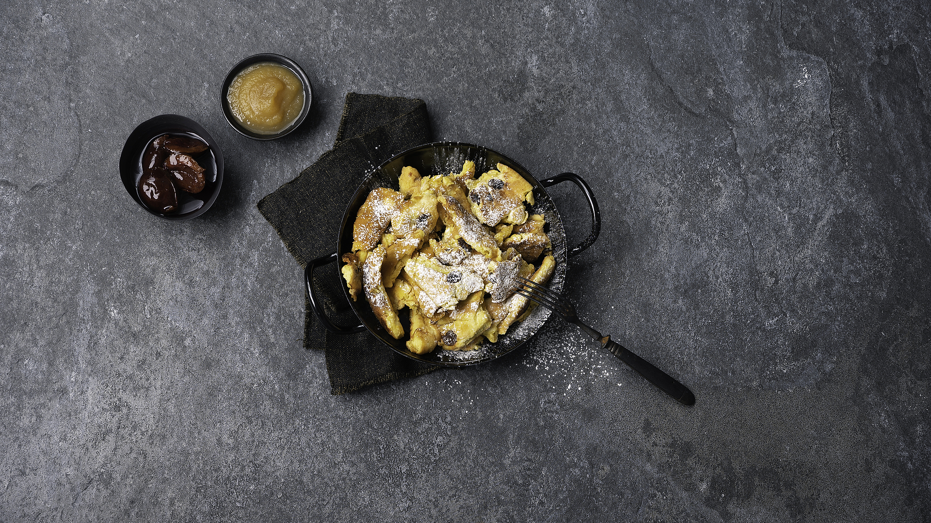 Kaiserschmarrn (sugared pancake with raisins)