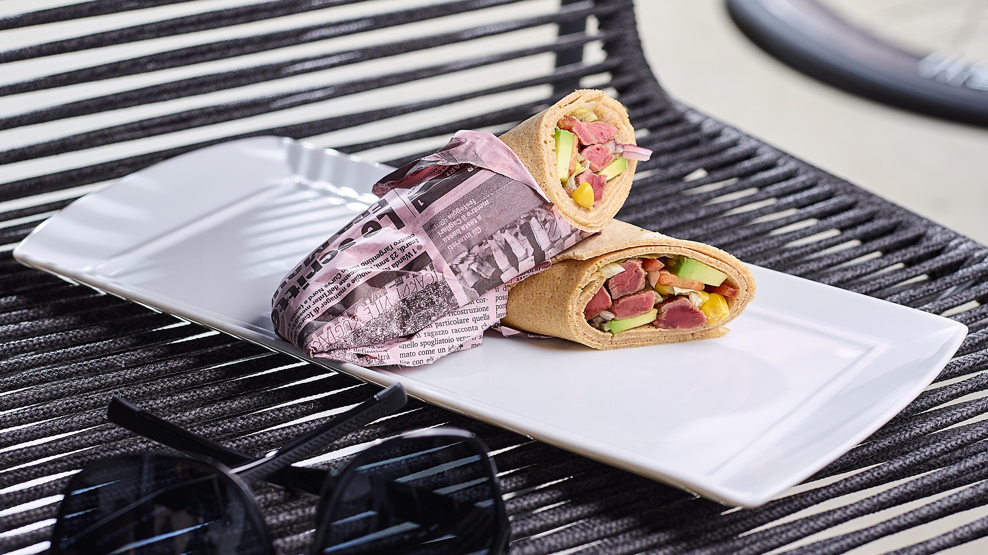 Wrap met avocado, rode ui en gebraden bizonfilet