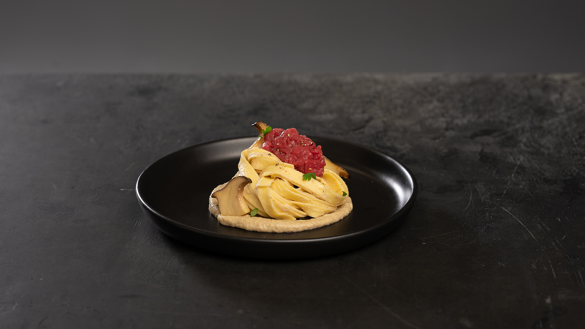 Tagliatelles aux champignons et tartare de boeuf Tagliatelles aux champignons et tartare de boeuf
