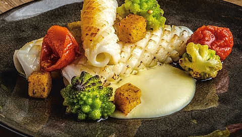 Calamaro alla plancia, broccoletto romano, cubi di polenta croccanti