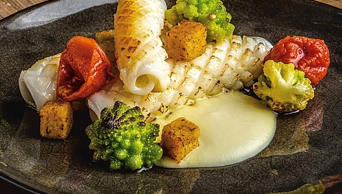 Gegrilde inktvis met romanesco en krokante polentablokjes