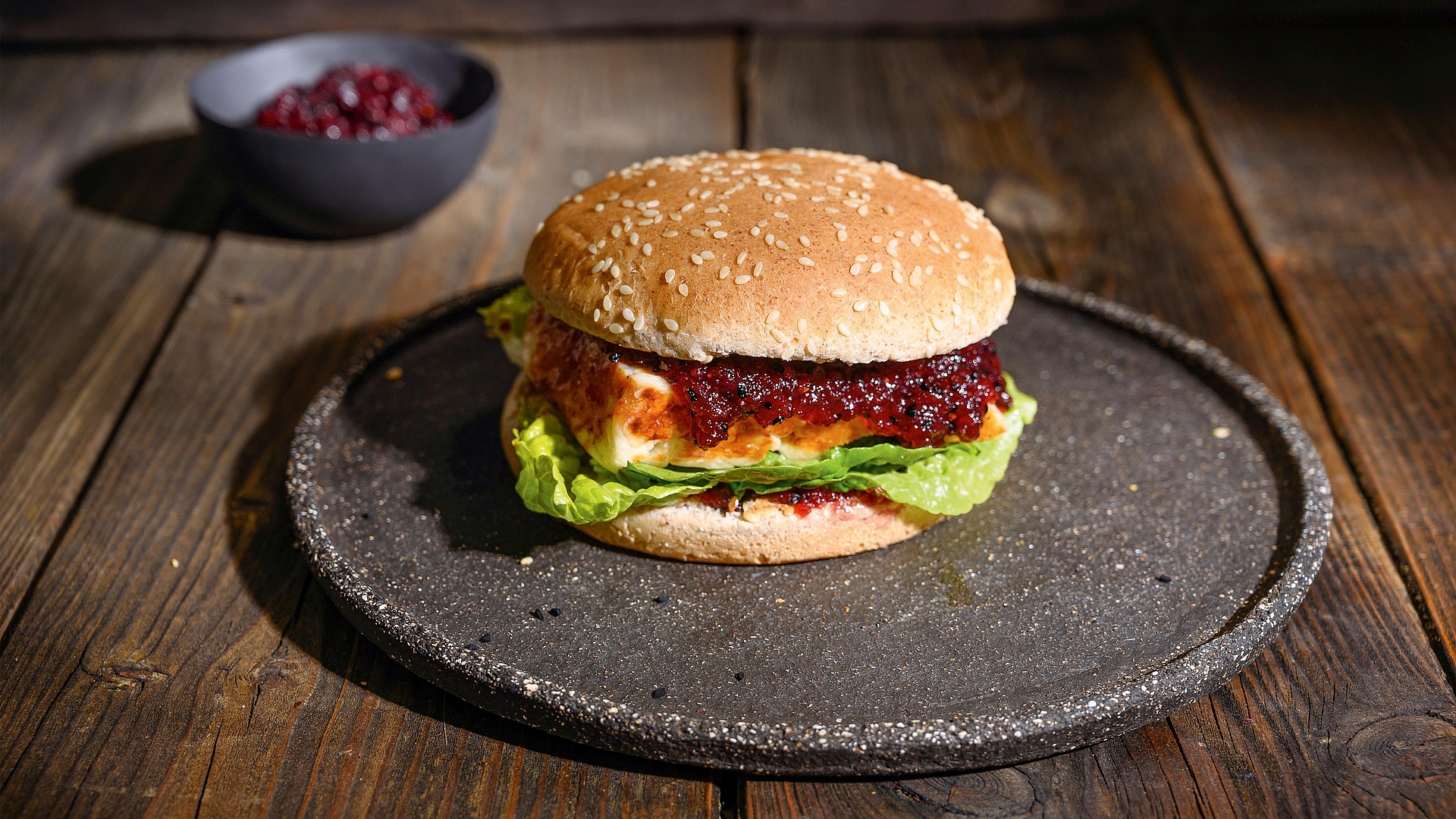 Hamburger de halloumi, sauce cranberries-érable et salade