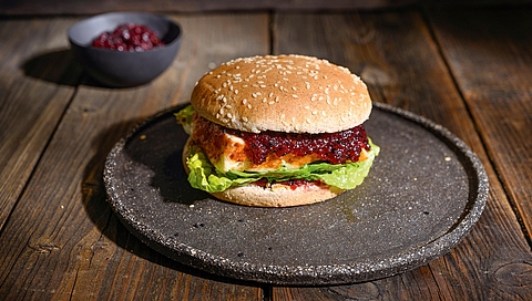 Hamburger de halloumi, sauce cranberries-érable et salade