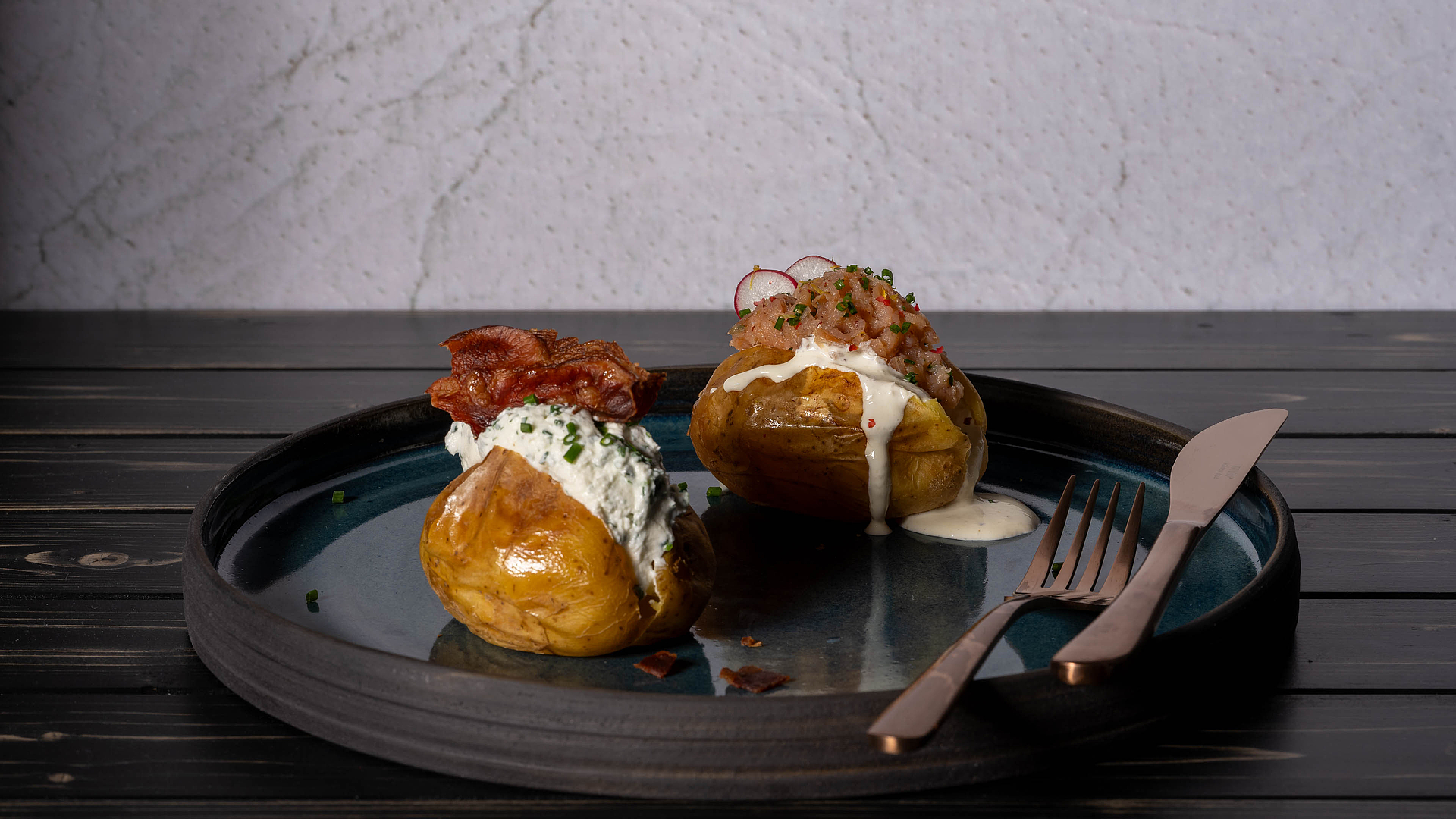 Pommes de terre au four, tartare au saumon et crème fraîche