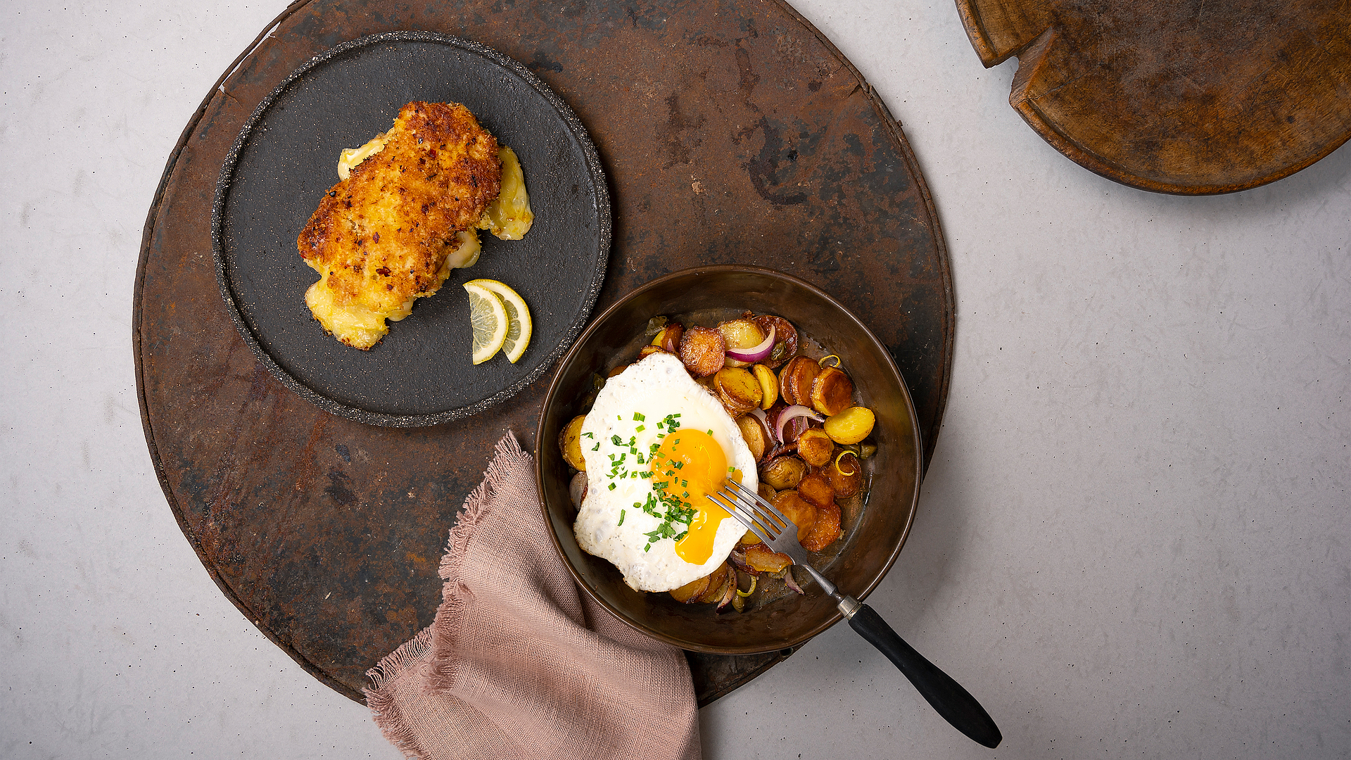 Gevulde kalkoen­schnitzel met panade van kokos en chili en citroenaardappelen