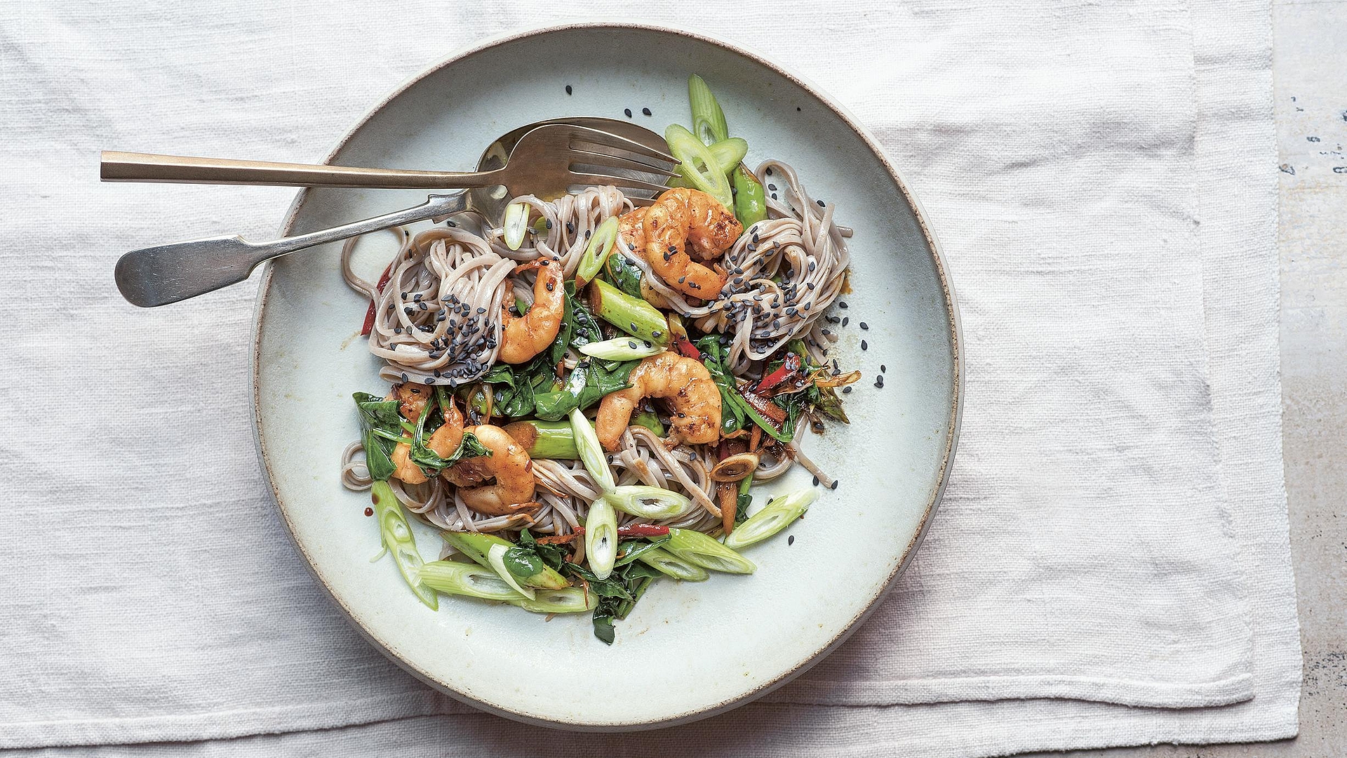 Roerbakgerecht met asperges, garnalen, citroengras en sobanoedels