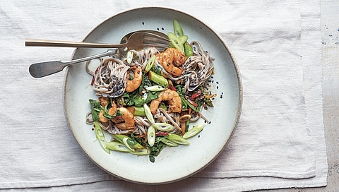 Salteado de espárragos con gambas y hierba limón y fideos soba