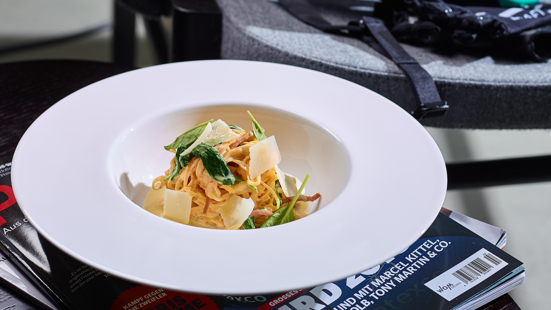 Nouilles de patate douce à la carbonara avec pousses d’épinards