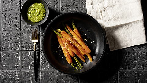 Spicy carrots with toasted sesame seeds