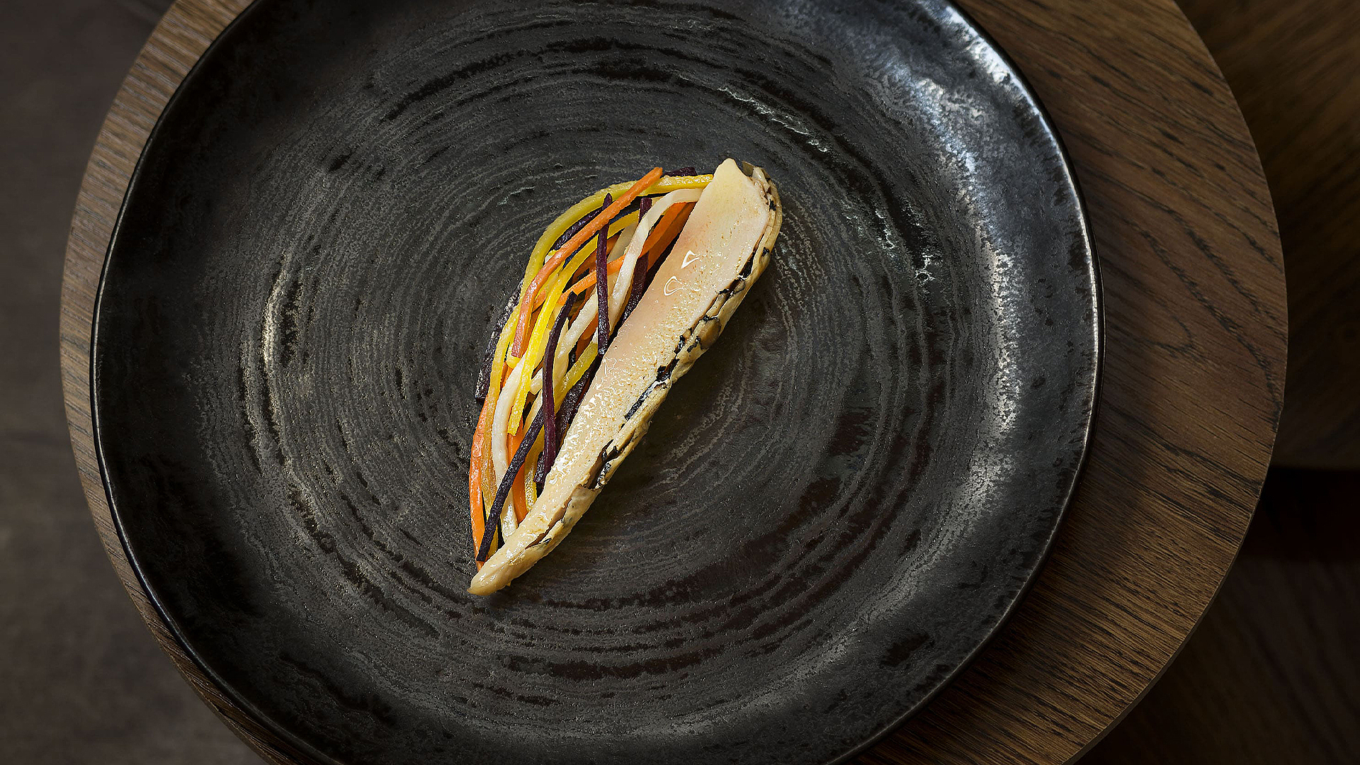 Poularde truffée en croûte de sel aux légumes racines