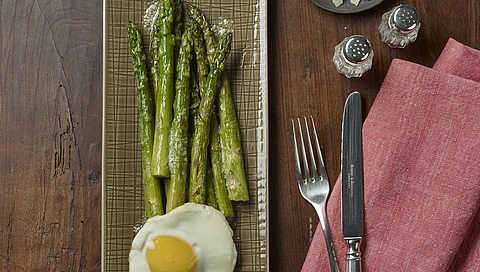 Groene asperges met parmezaanschilfers en spiegelei uit de 10 | 10 dealereditie