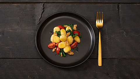 Gnocchi met snijbiet, walnoot en tomaat