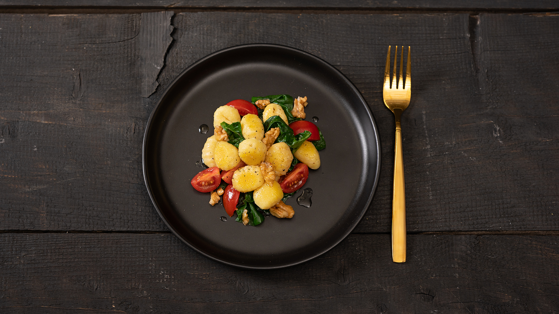 Gnocchi con bietole, noci e pomodoro