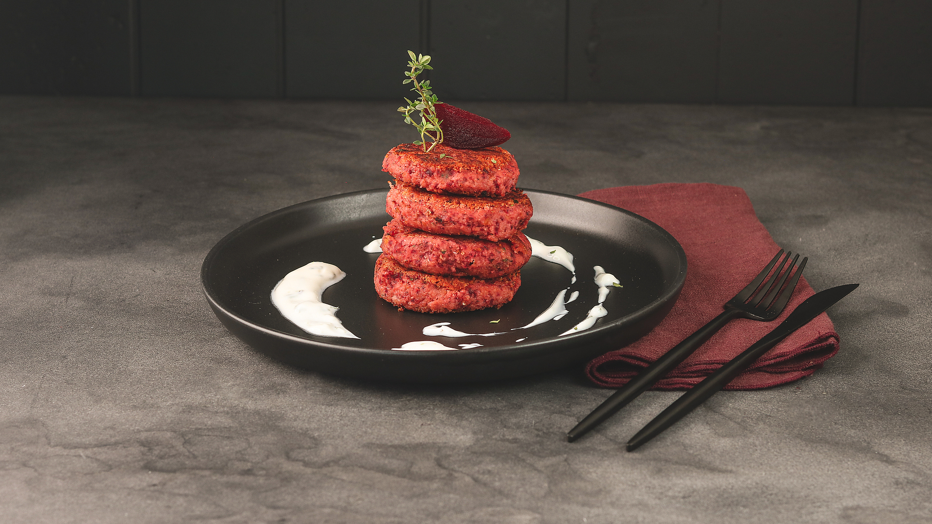 Burger di lenticchie con salsa allo yogurt di soia e menta