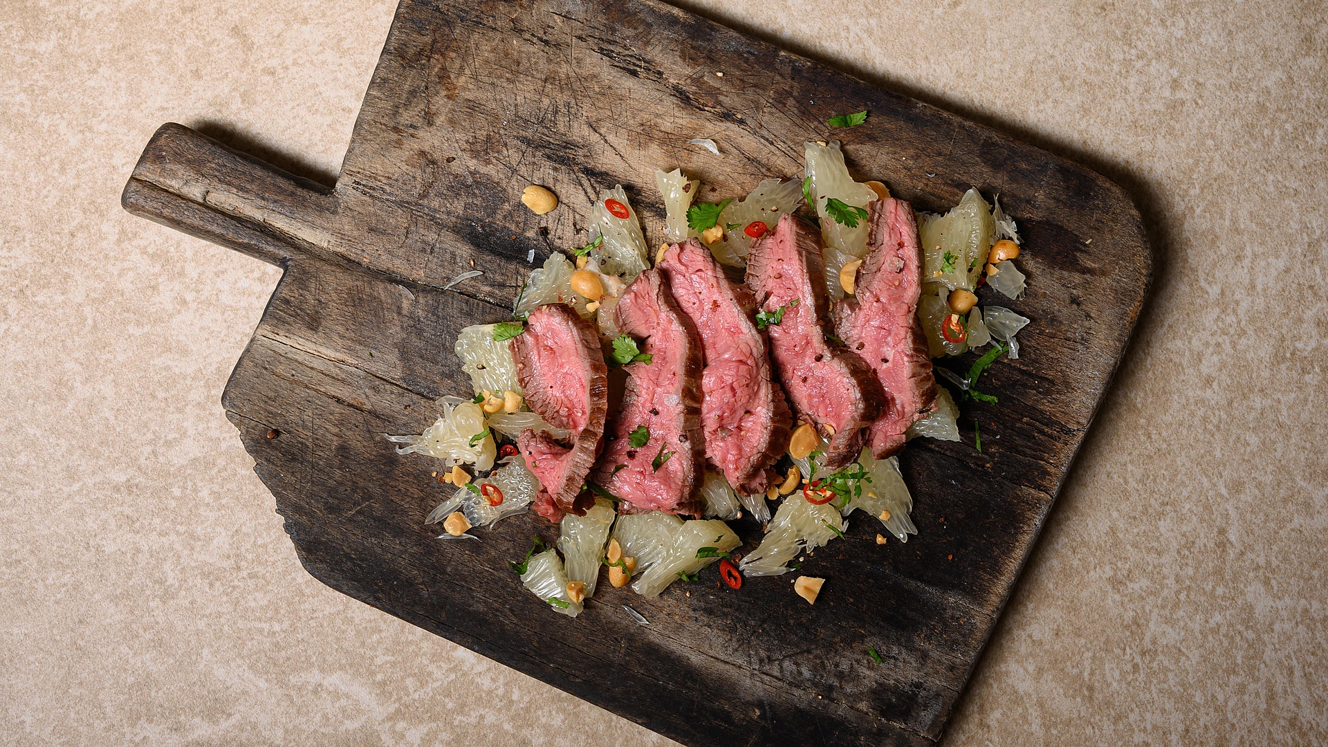 Bavette op een salade van pomelo