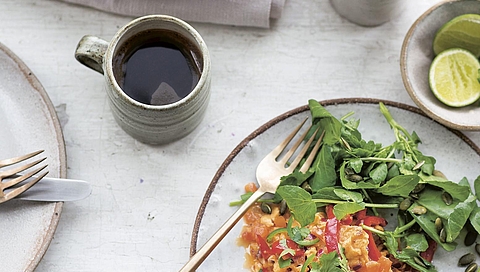 Mexikanische Rühreier und Salat mit Brunnenkresse und Kernen