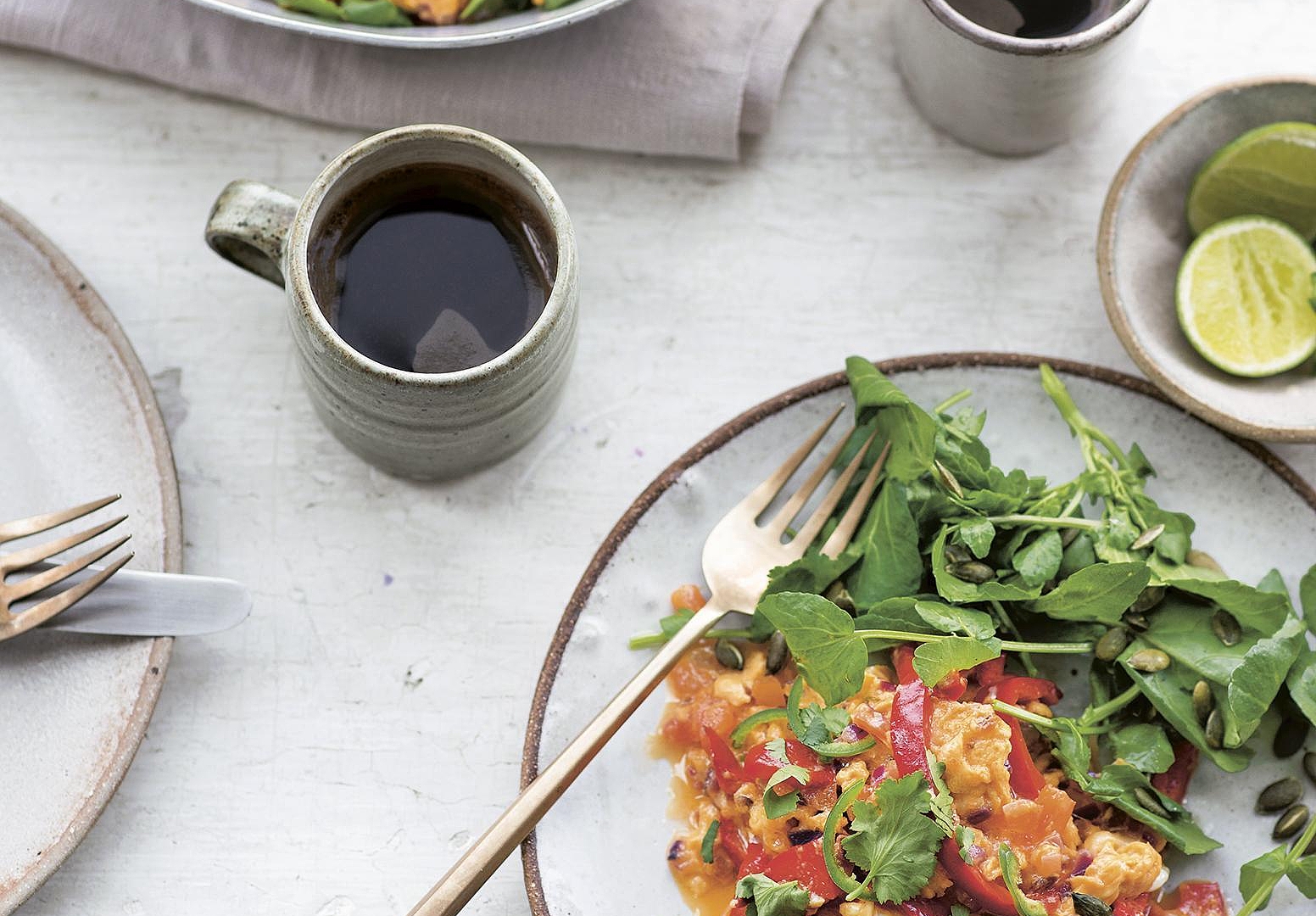 Oeufs brouillés à la mexicaine sur salade de cresson aux graines de potiron