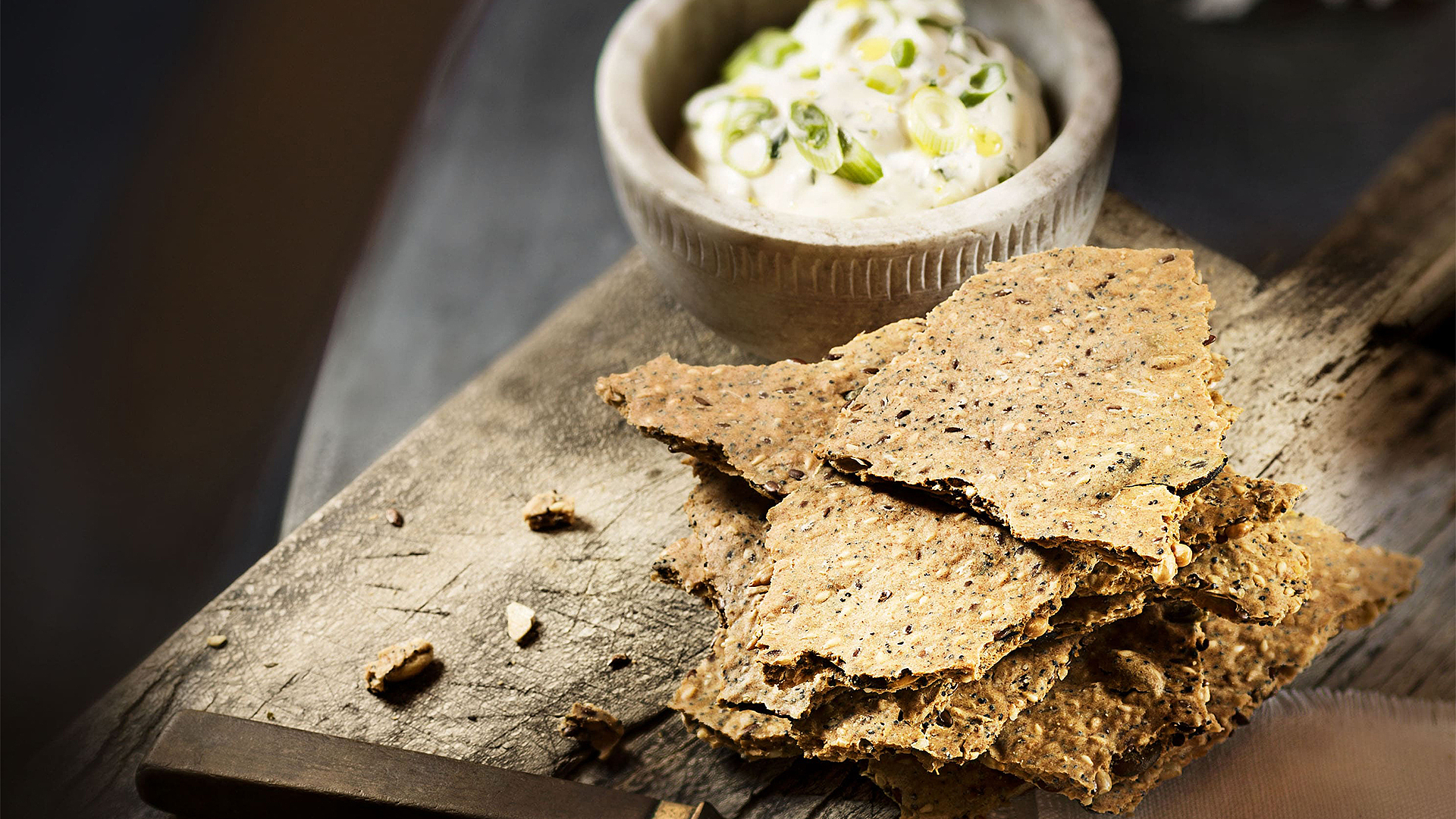 Home-made crispbread with a herb dip