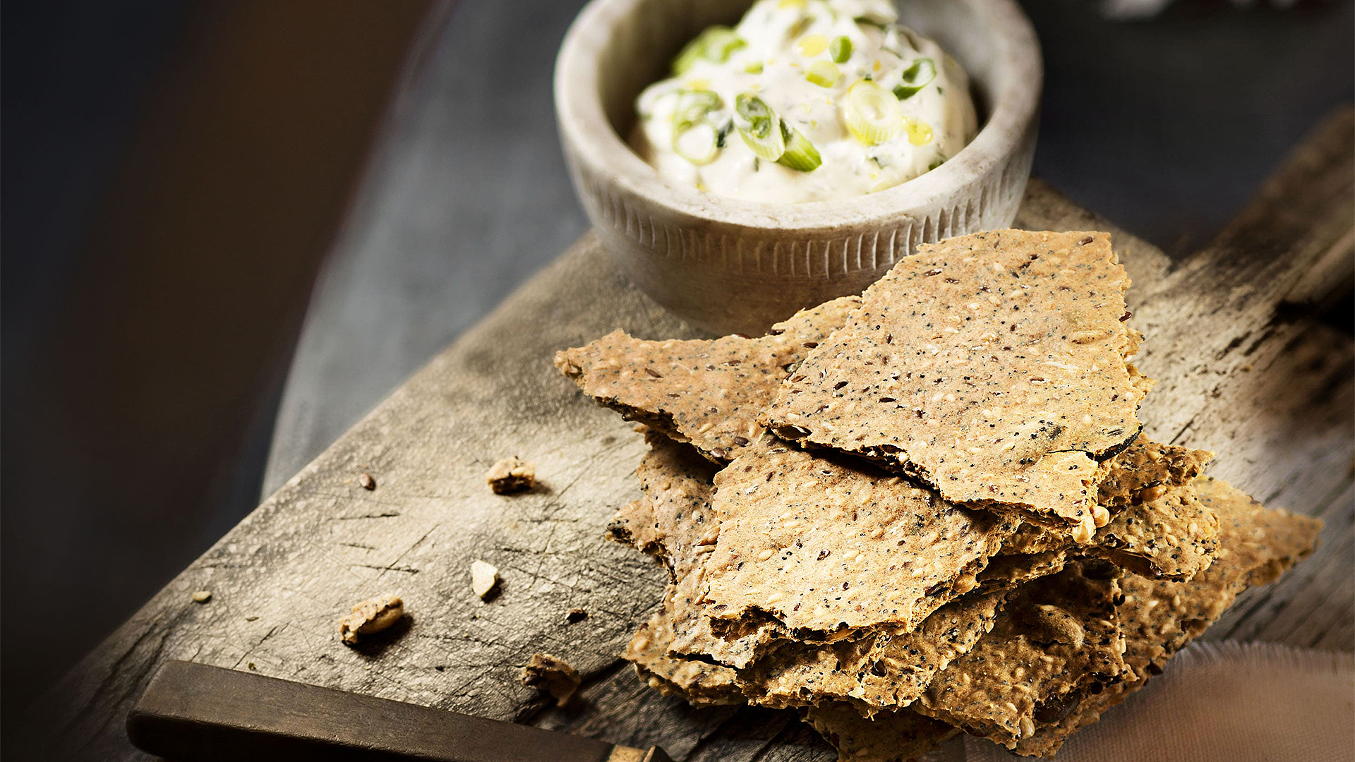 Zelf gebakken knäckebröd met kruidendip