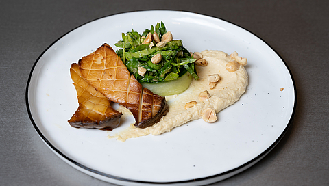 Setas de cardo a la plancha marinadas con miso y ensalada de kale envuelta en pepino