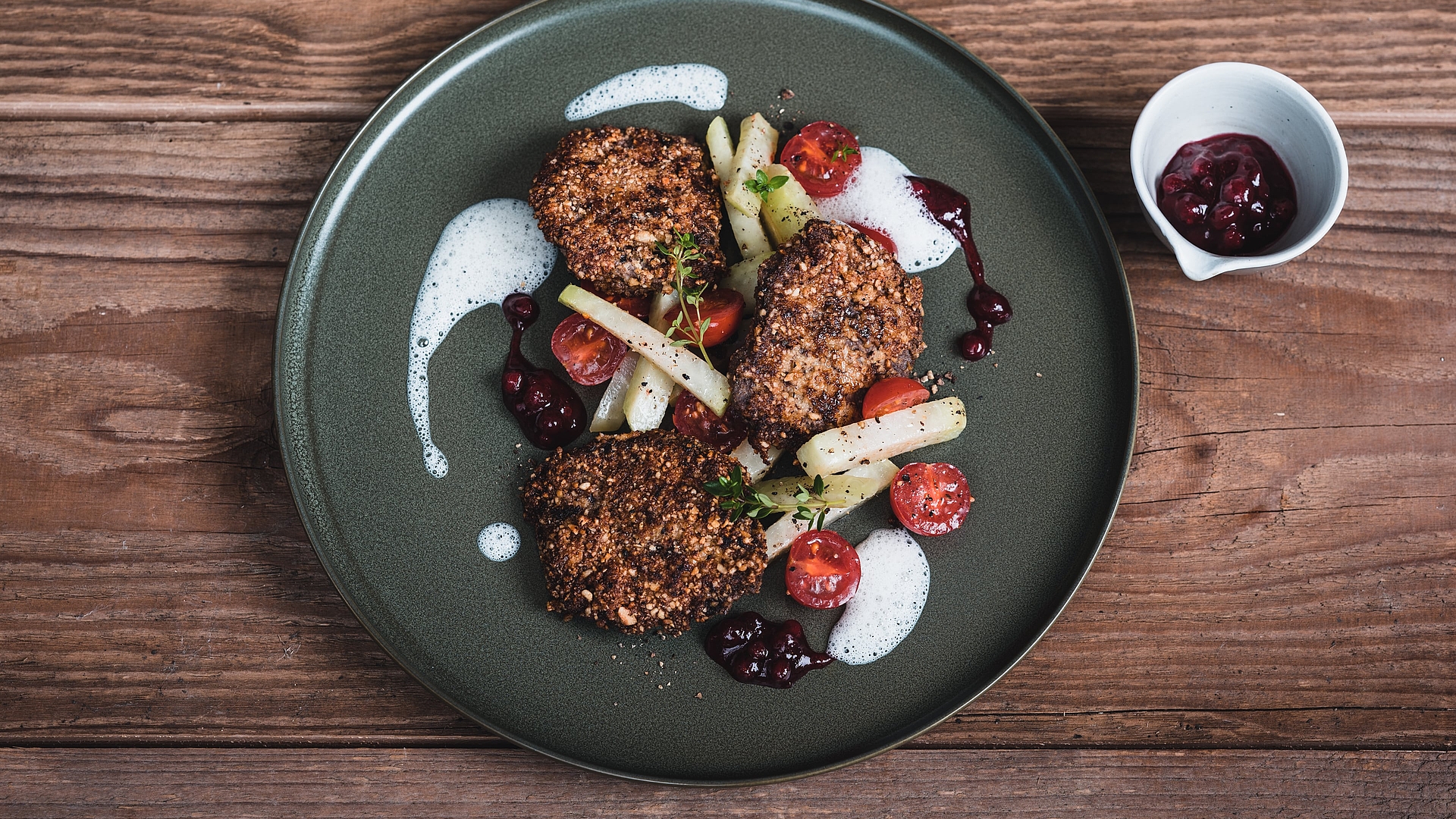 Hertenschnitzels met hazelnootpaneermeel, koolrabireepjes, vossenbessen en mierikswortelmousse