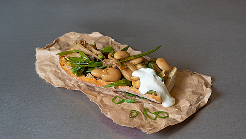 Pains au four farcis aux champignons et fèves poêlés