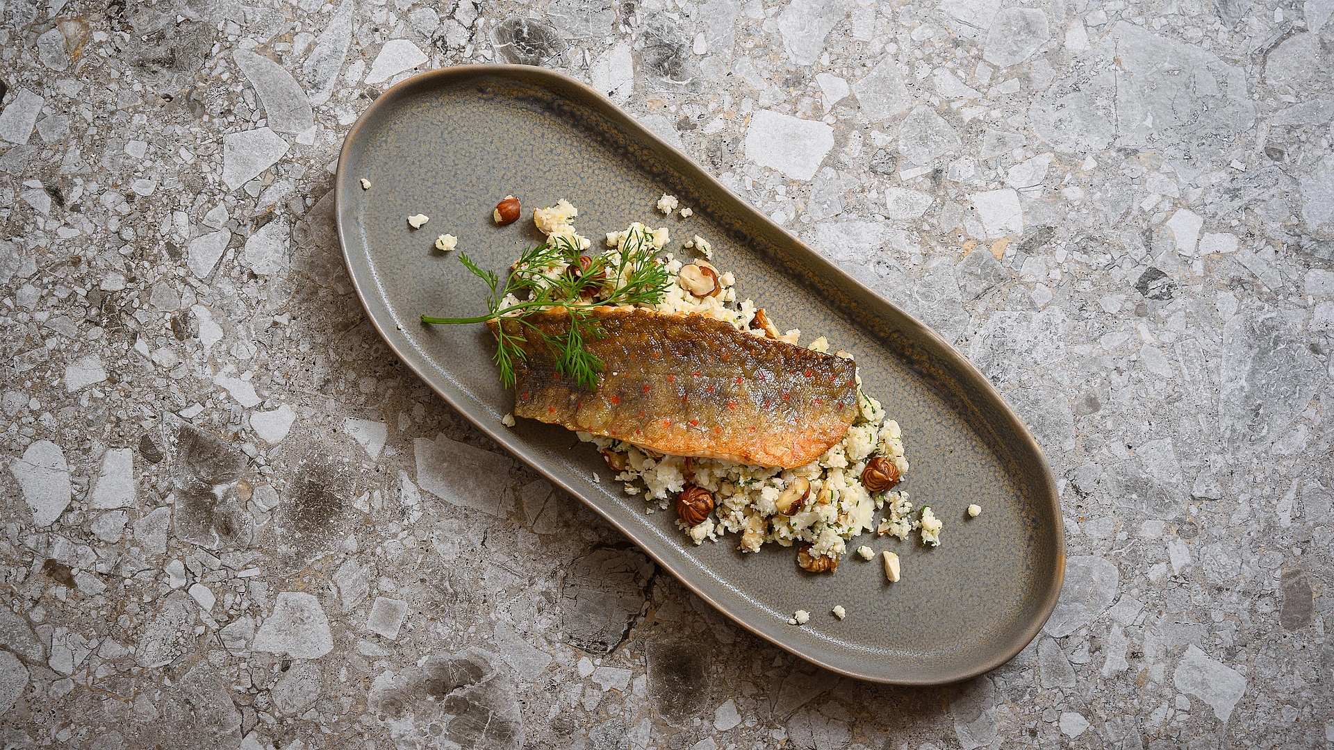 Zalmforel op een bedje van bloemkool- couscous en hazelnoten