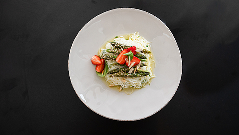 Ensalada de espárragos con fresas y albahaca