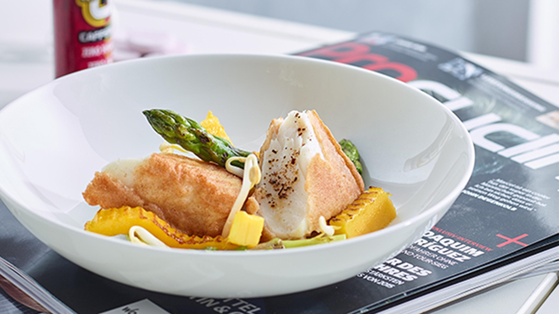 Merluzzo in pasta di farro alla birra al malto, asparagi verdi e mango grigliato