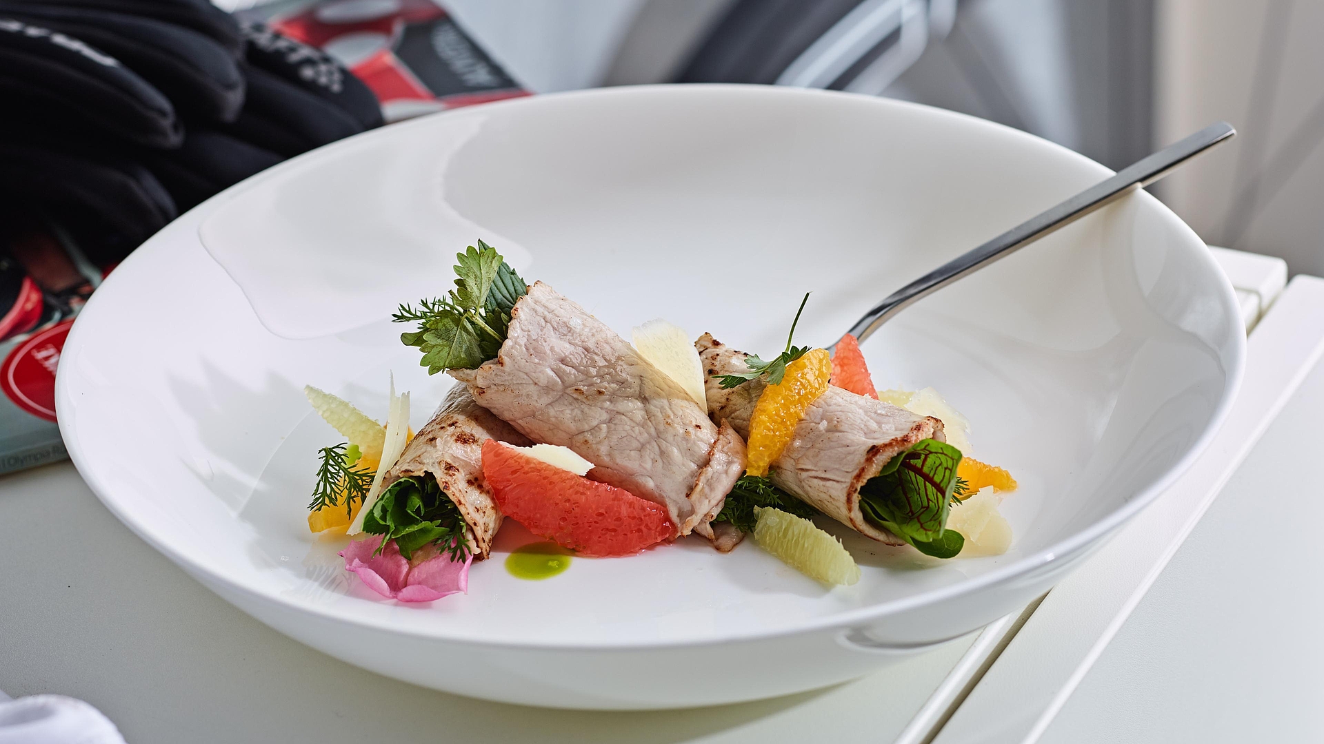 Rouleaux de veau à la salade d’herbes, aux agrumes et au fromage manchego