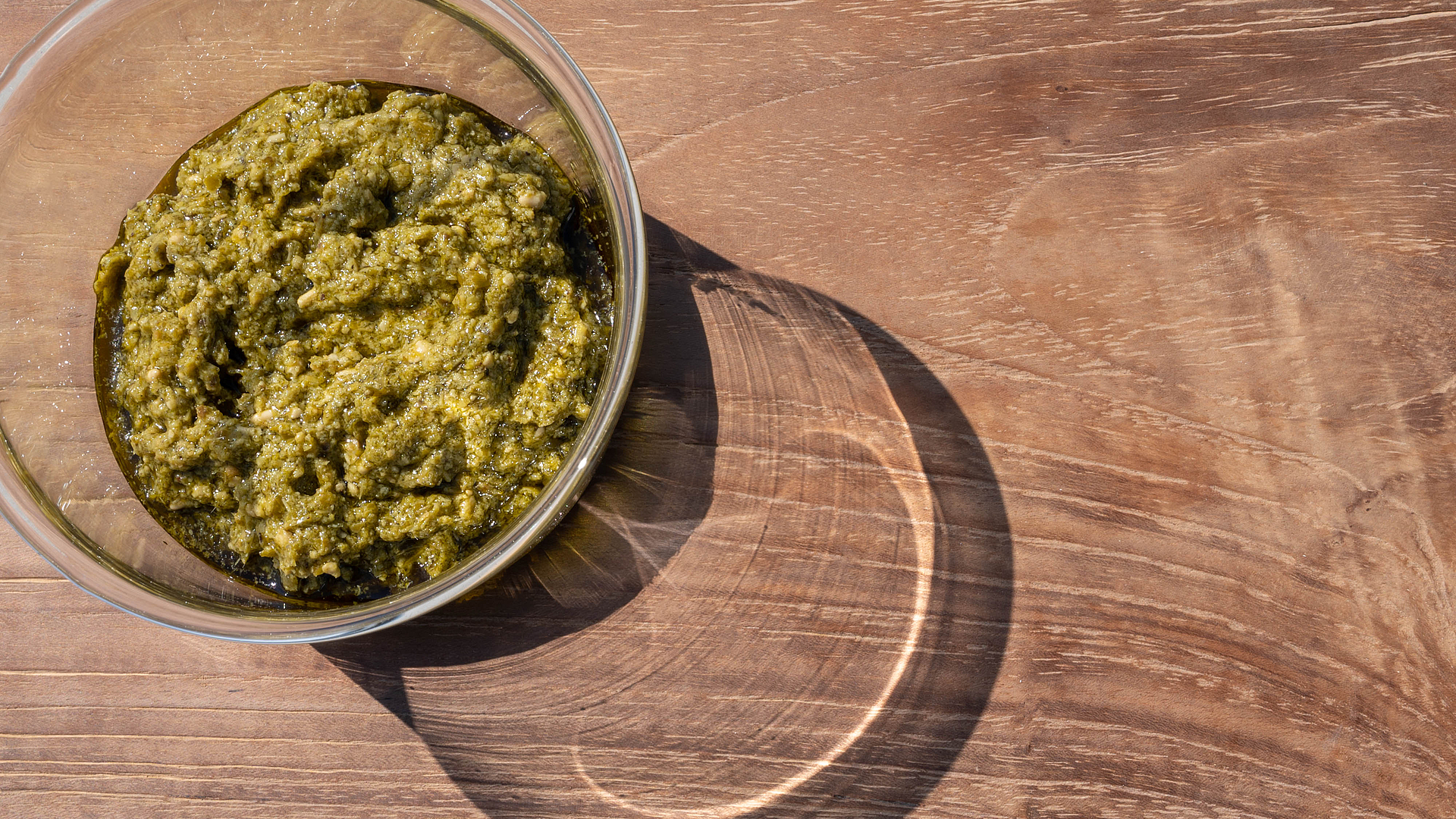 Pesto de ajo de oso con piñones