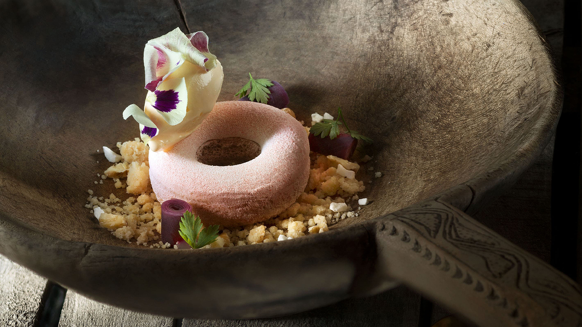 Gâteau aux carottes et glace au yaourt sur gel de citron et crumble aux noix