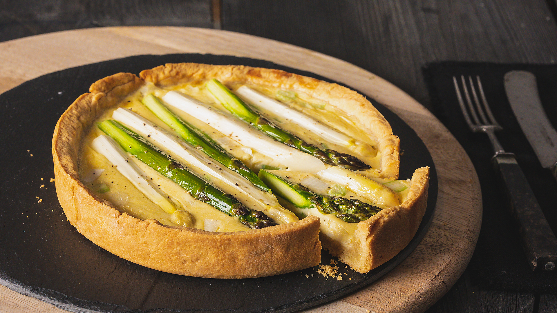 Asparagus and saffron tart