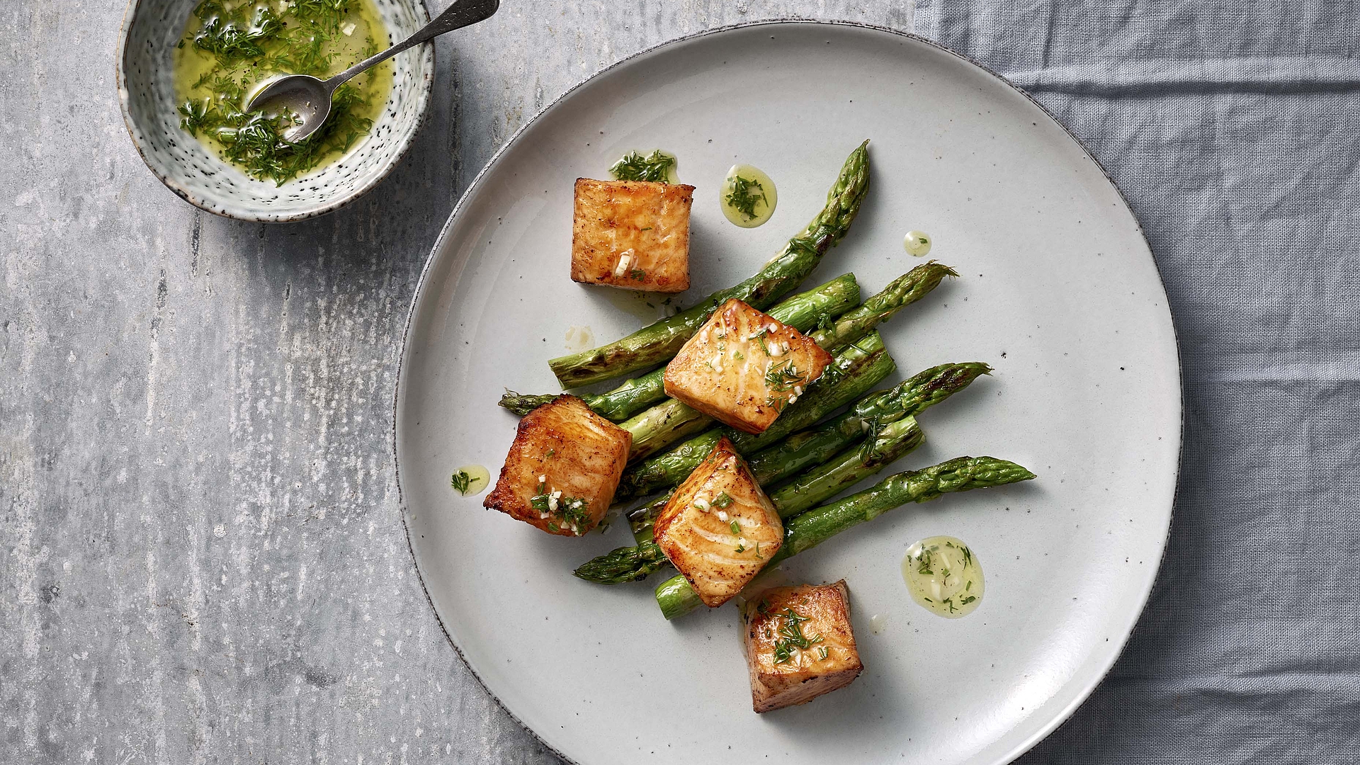 Salmon cubes with green asparagus and a dill dressing
