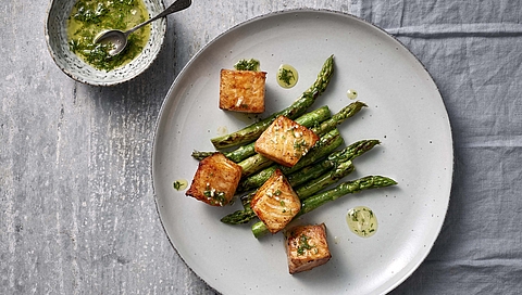 Dados de salmón con espárragos verdes y salsa de eneldo