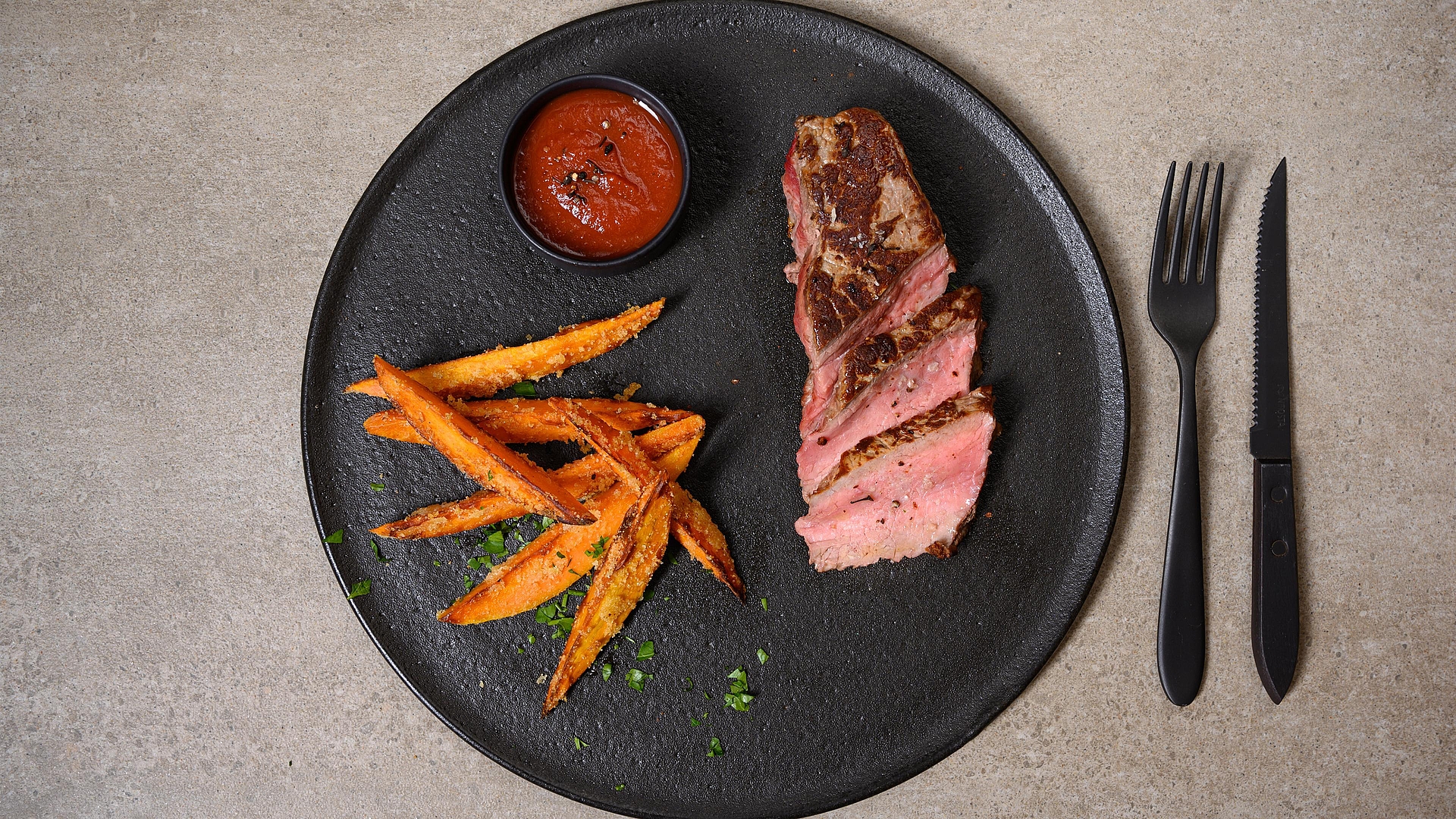 Steak und Süßkartoffel Frites mit healthy Barbecue Sauce