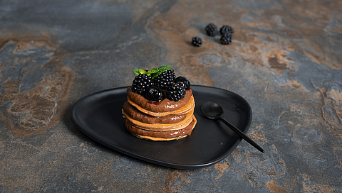 Kastanje-pannenkoektaart met chocoladecrème en fruit