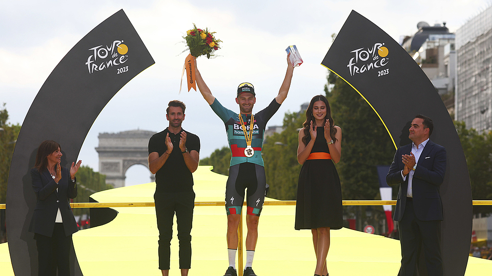 Jordi-Meeus-triumphiert-auf-den-Champs-Elysees.jpg