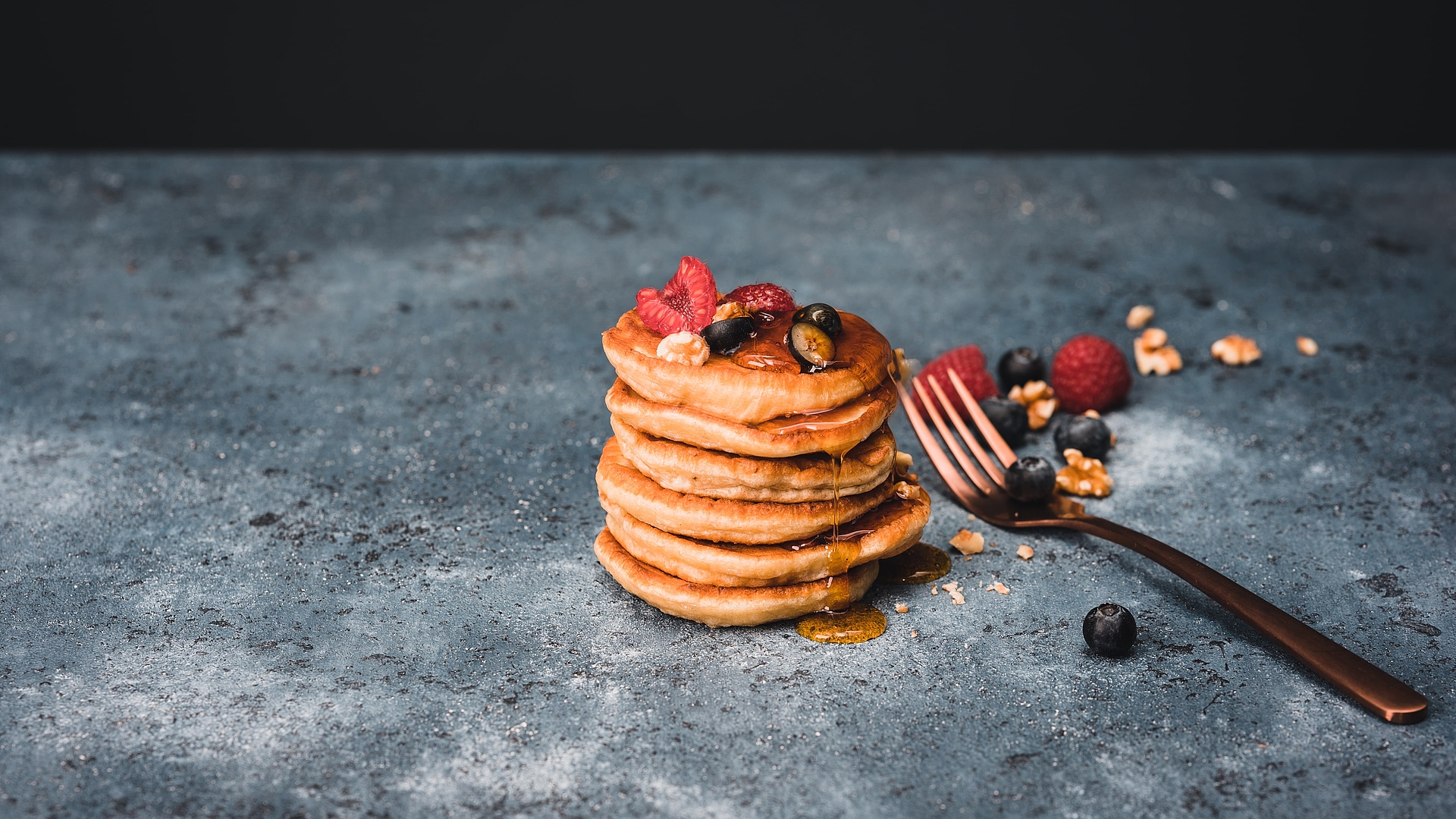 Vollkorn-Protein-Pancakes mit Bananen und Ahornsirup