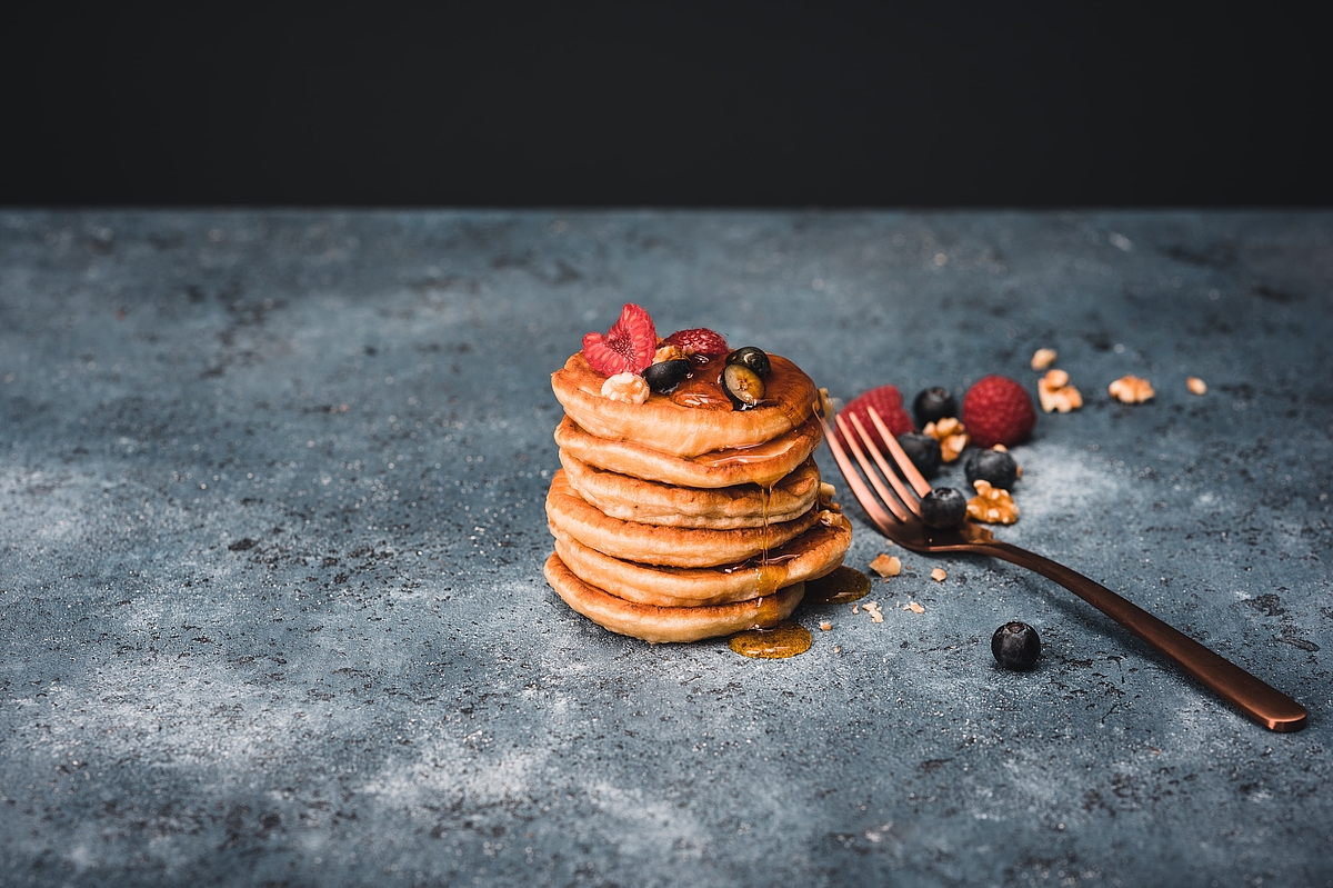 Vollkorn-Protein-Pancakes mit Bananen und Ahornsirup | BORA