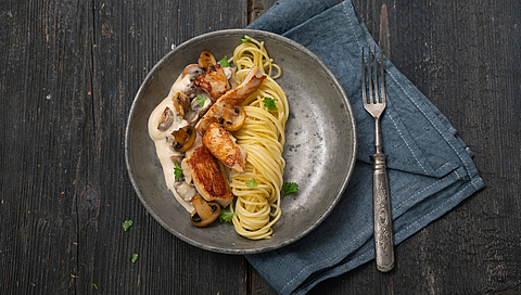 Spaghettis aux aiguillettes de poulet sur sauce crème-champignons