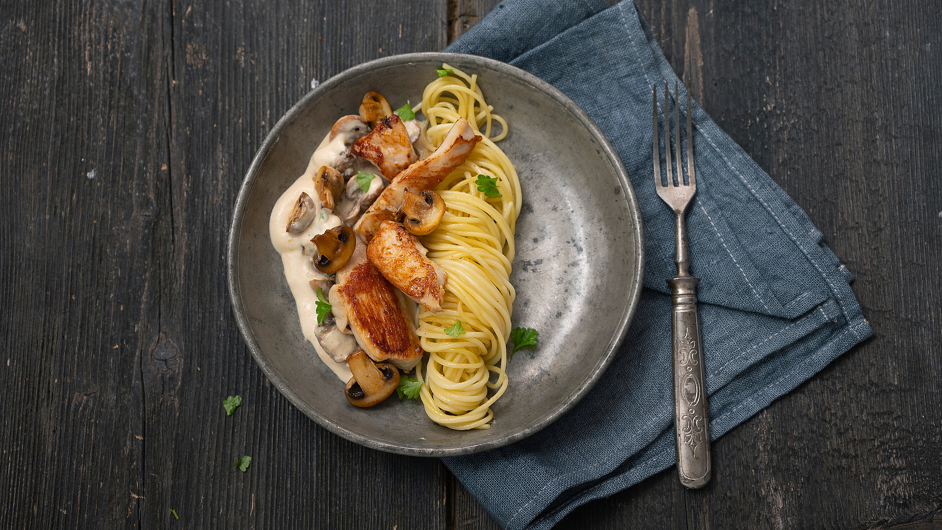 Spaghetti mit Hähnchenstreifen an Champignon-Rahm-Sauce