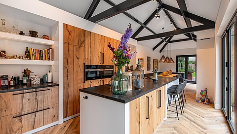 ELEGANCE BROUGHT TO LIFE: A KITCHEN THAT OOZES NATURE