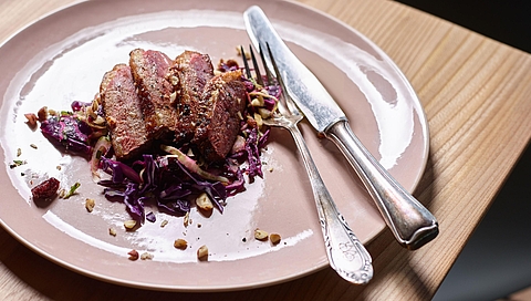 Pechuga de pato con ensalada de col lombarda