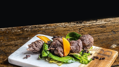 Bouchées de feta en croûte de riz noir, épinards et puntarelles croquantes, dressing au kaki