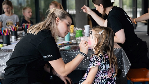 BORA_Kinderschminken_am_Tag_der_offenen_Tuer.jpg